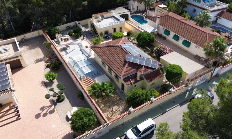Master bedroom in villa for sale in Pinar de Campoverde