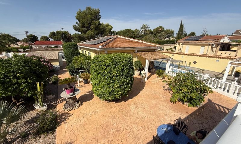 Garden in villa for sale in Pinar de Campoverde