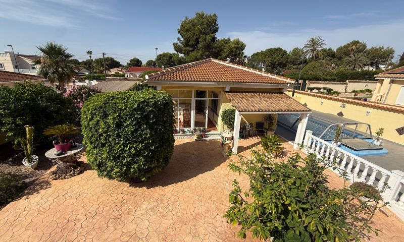 Dining area in villa for sale in Pinar de Campoverde