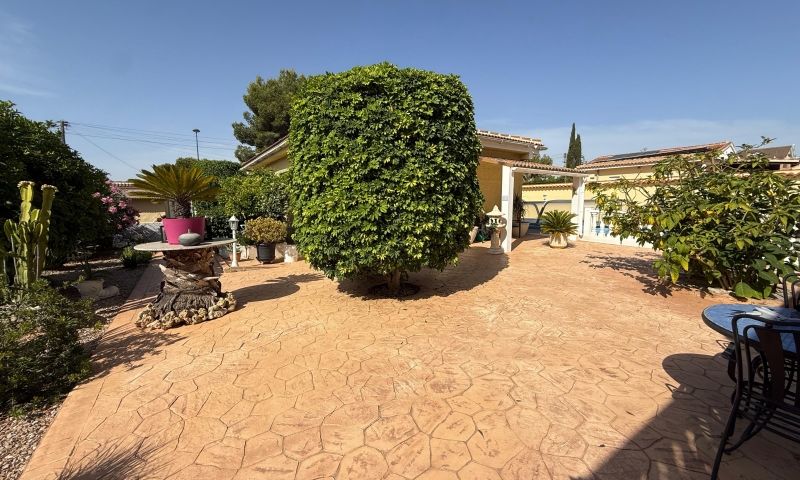 Terrace in villa for sale in Pinar de Campoverde