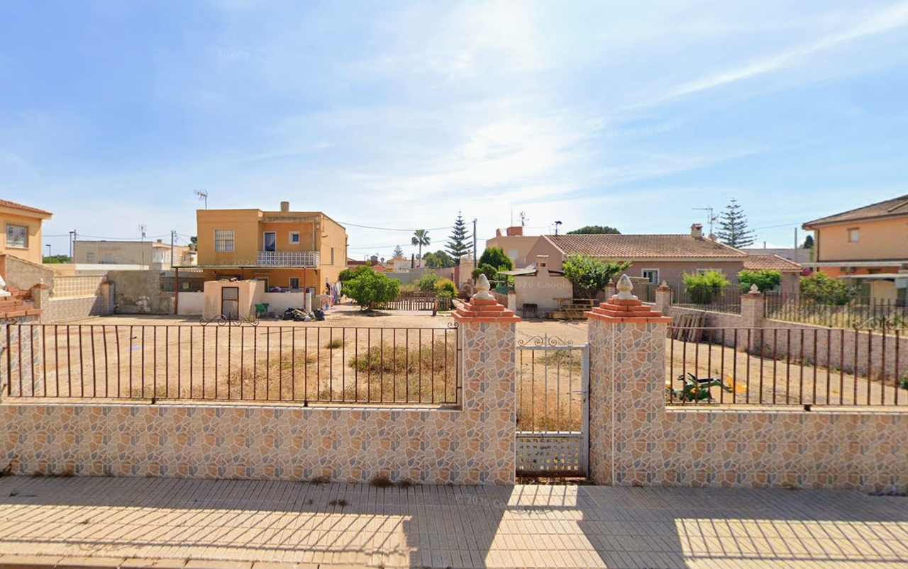 Lyxig tomt i Torrevieja med havsutsikt