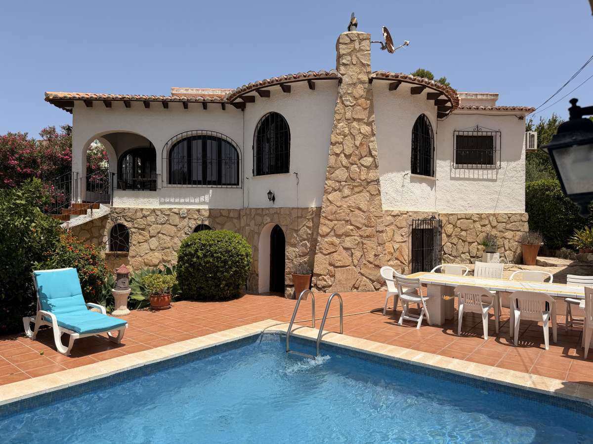 Master bedroom in villa for sale in Balcon al Mar