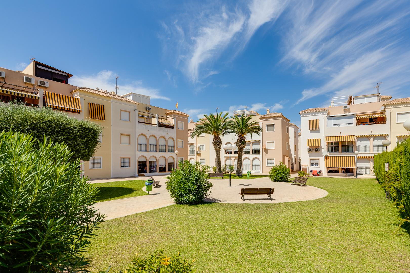Garden in bungalow for sale in Torrevieja
