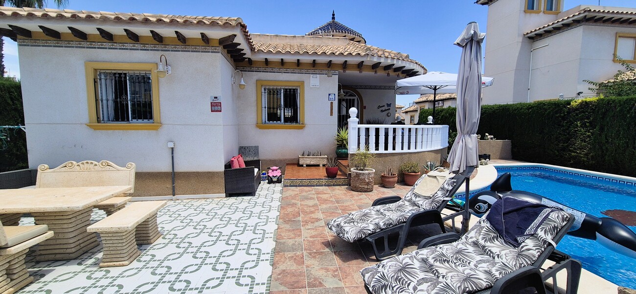 Vila Luxoasă în Villamartin, cu Spații Generoase și Piscină Privată