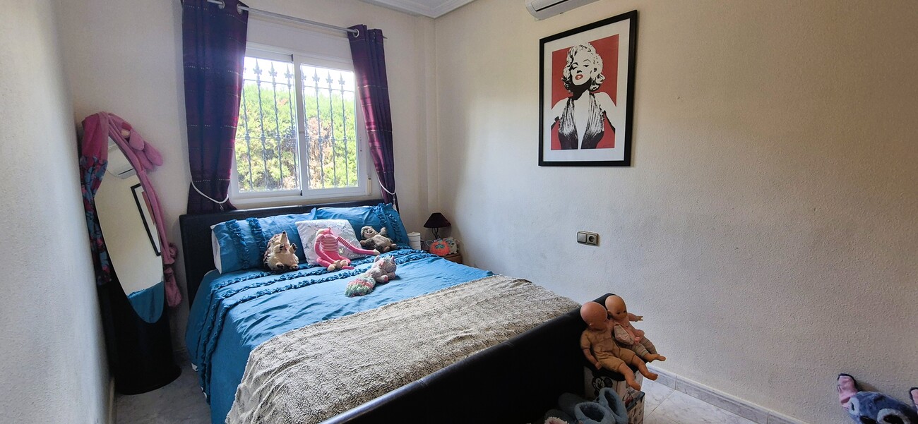 Master bedroom in villa for sale in Villamartin