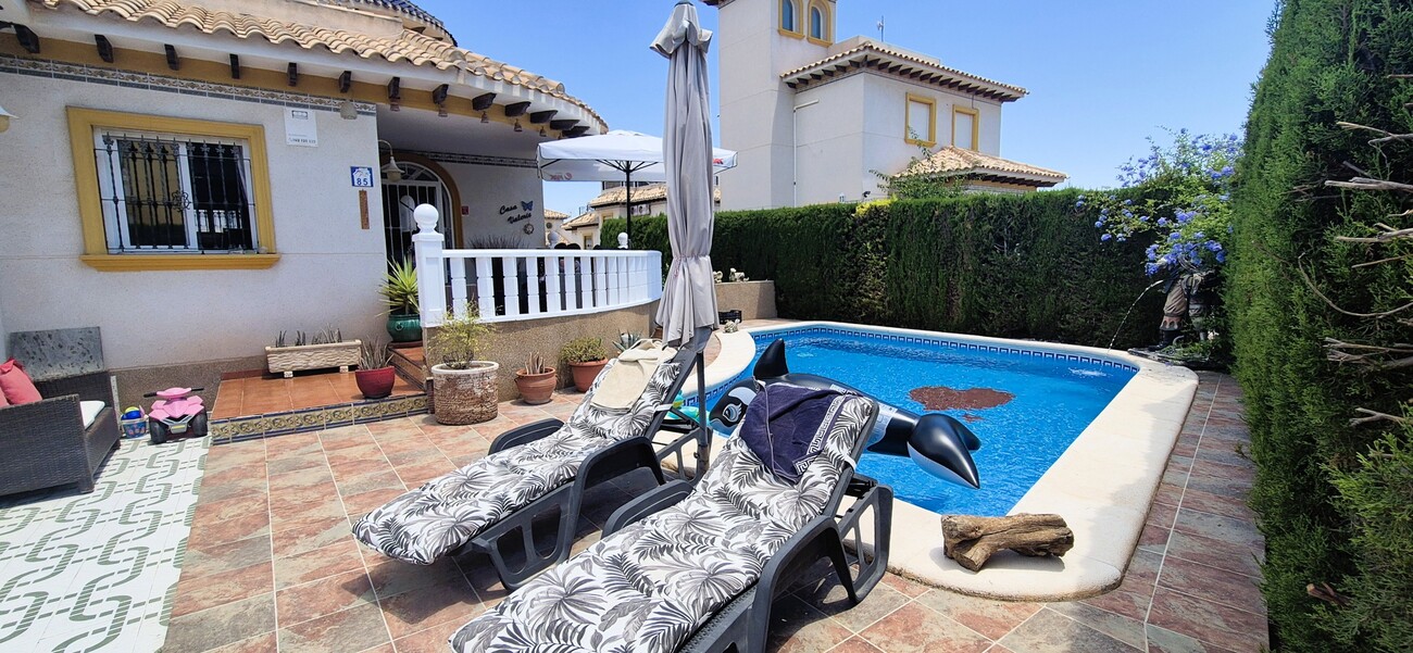 Vila Luxoasă în Villamartin, cu Spații Generoase și Piscină Privată