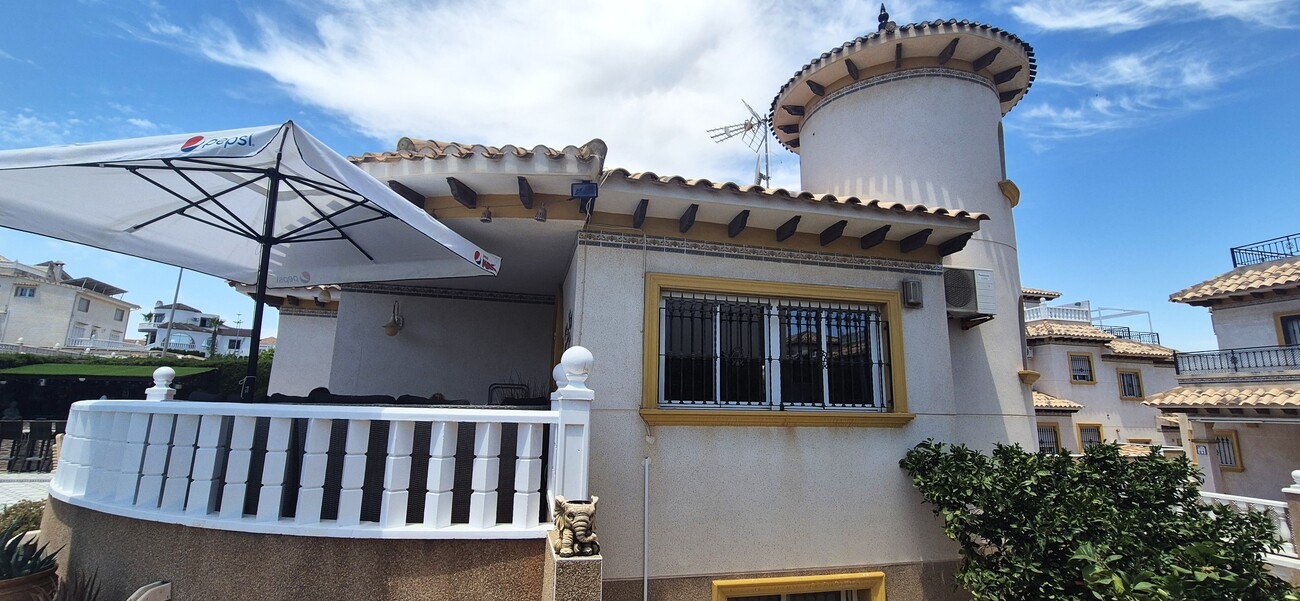Garden in villa for sale in Villamartin