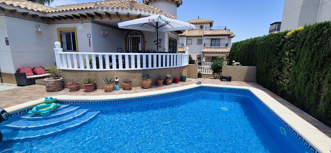 Vila Luxoasă în Villamartin, cu Spații Generoase și Piscină Privată