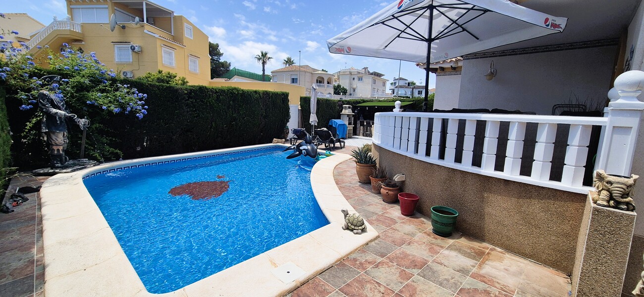 Terrace in villa for sale in Villamartin