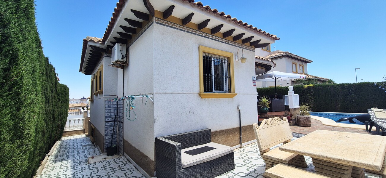 Garden in villa for sale in Villamartin