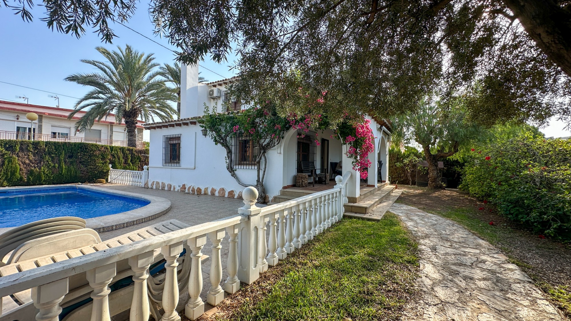Master bedroom in villa for sale in Cabo Roig