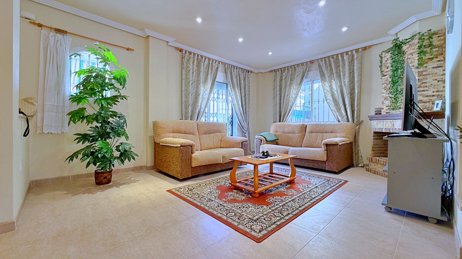 Garden in villa for sale in Orihuela
