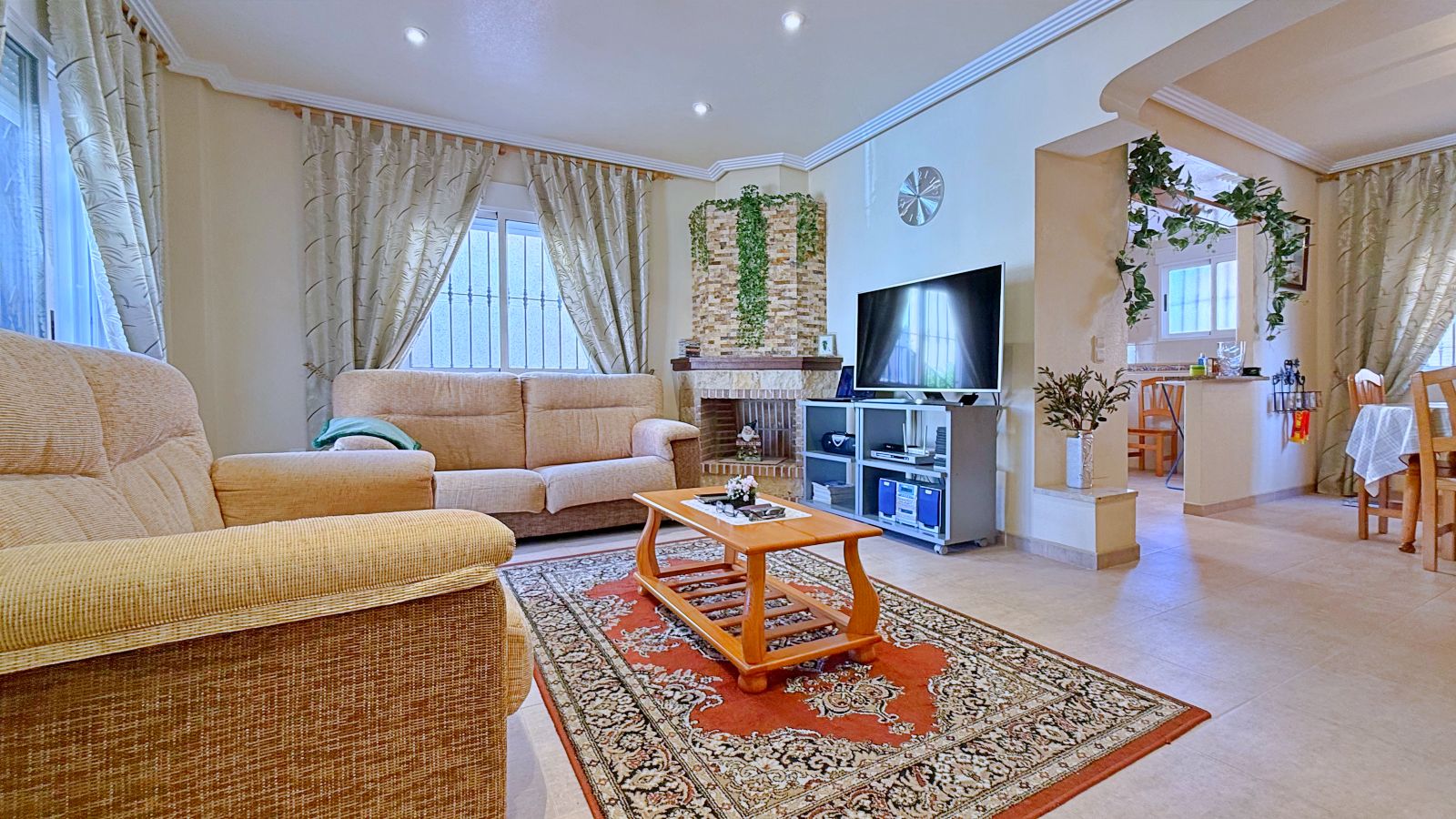 Dining area in villa for sale in Orihuela