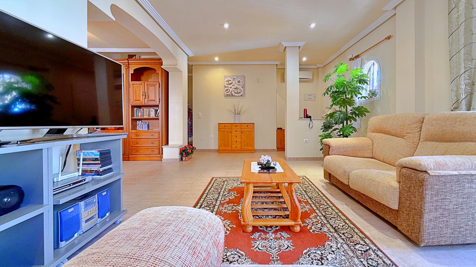 Master bedroom in villa for sale in Orihuela