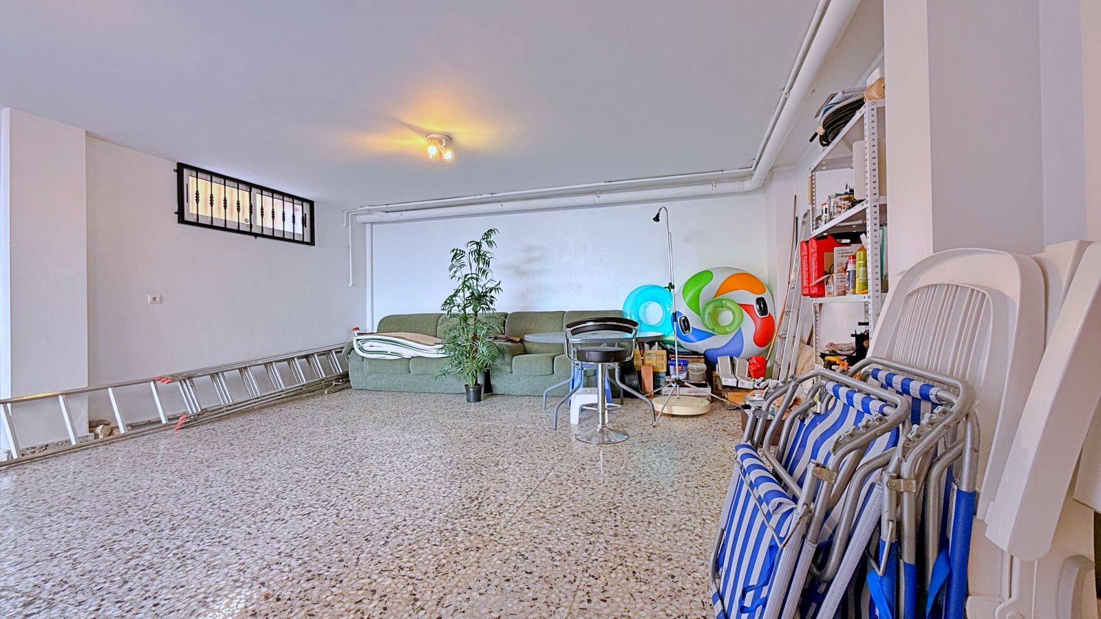 Pool area in villa for sale in Orihuela