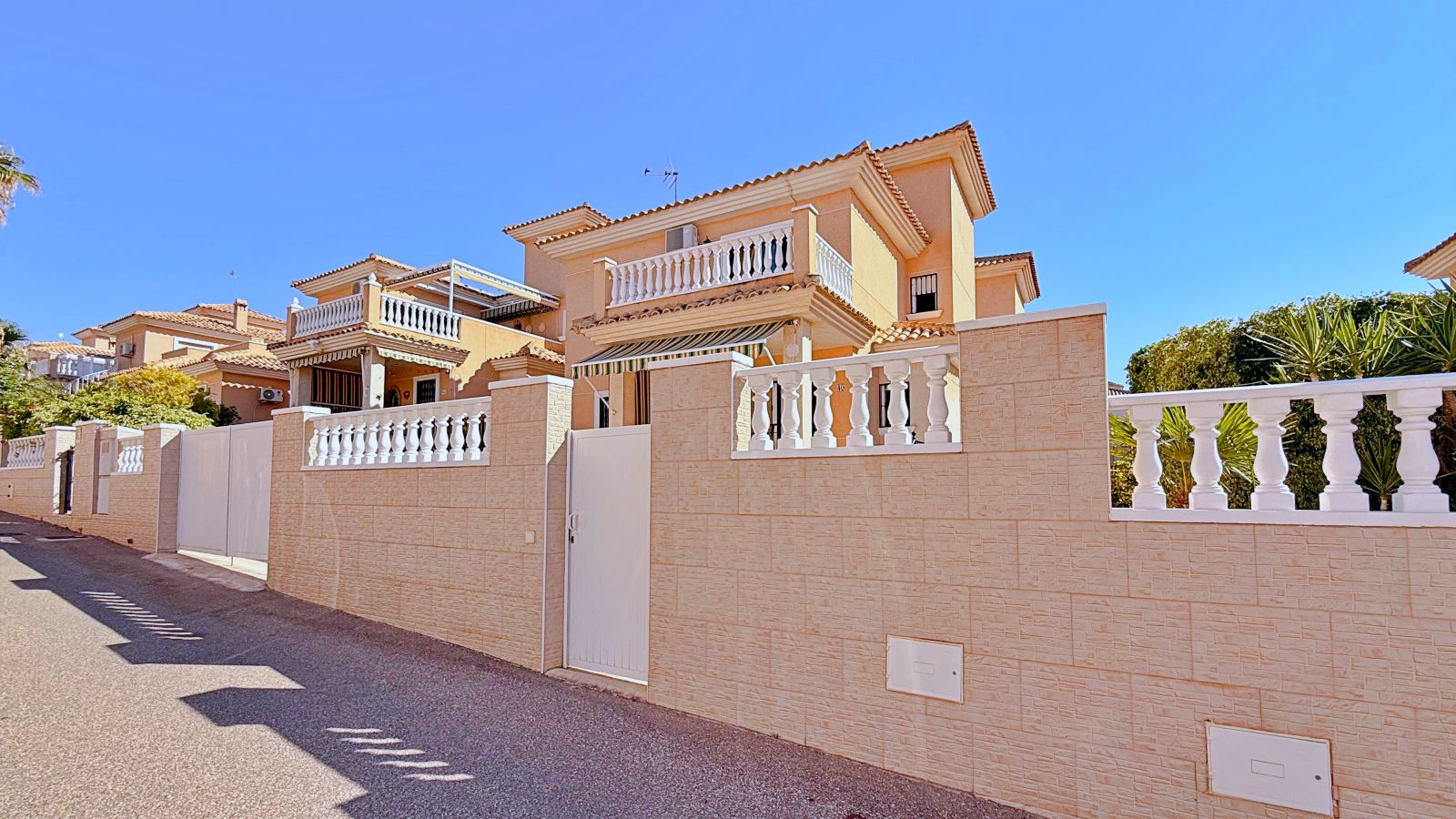 Dining area in villa for sale in Orihuela