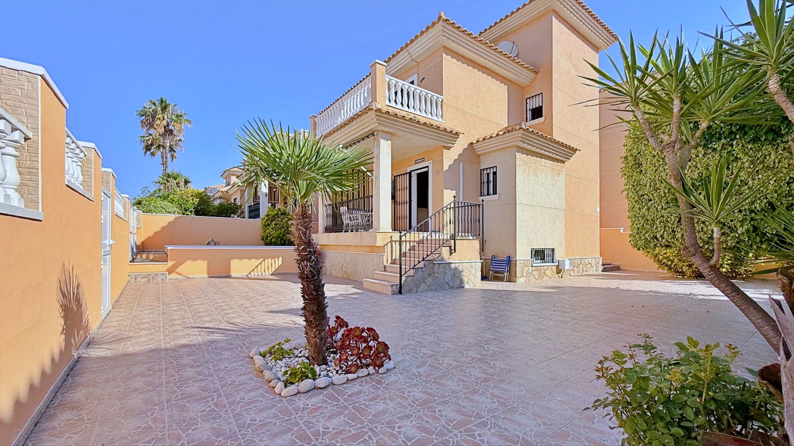 Pool area in villa for sale in Orihuela