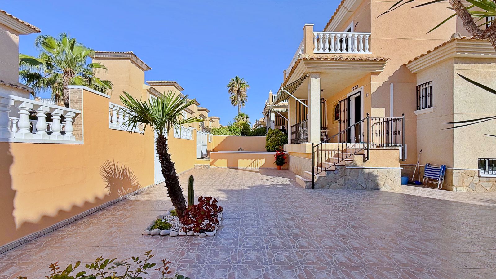 Garden in villa for sale in Orihuela