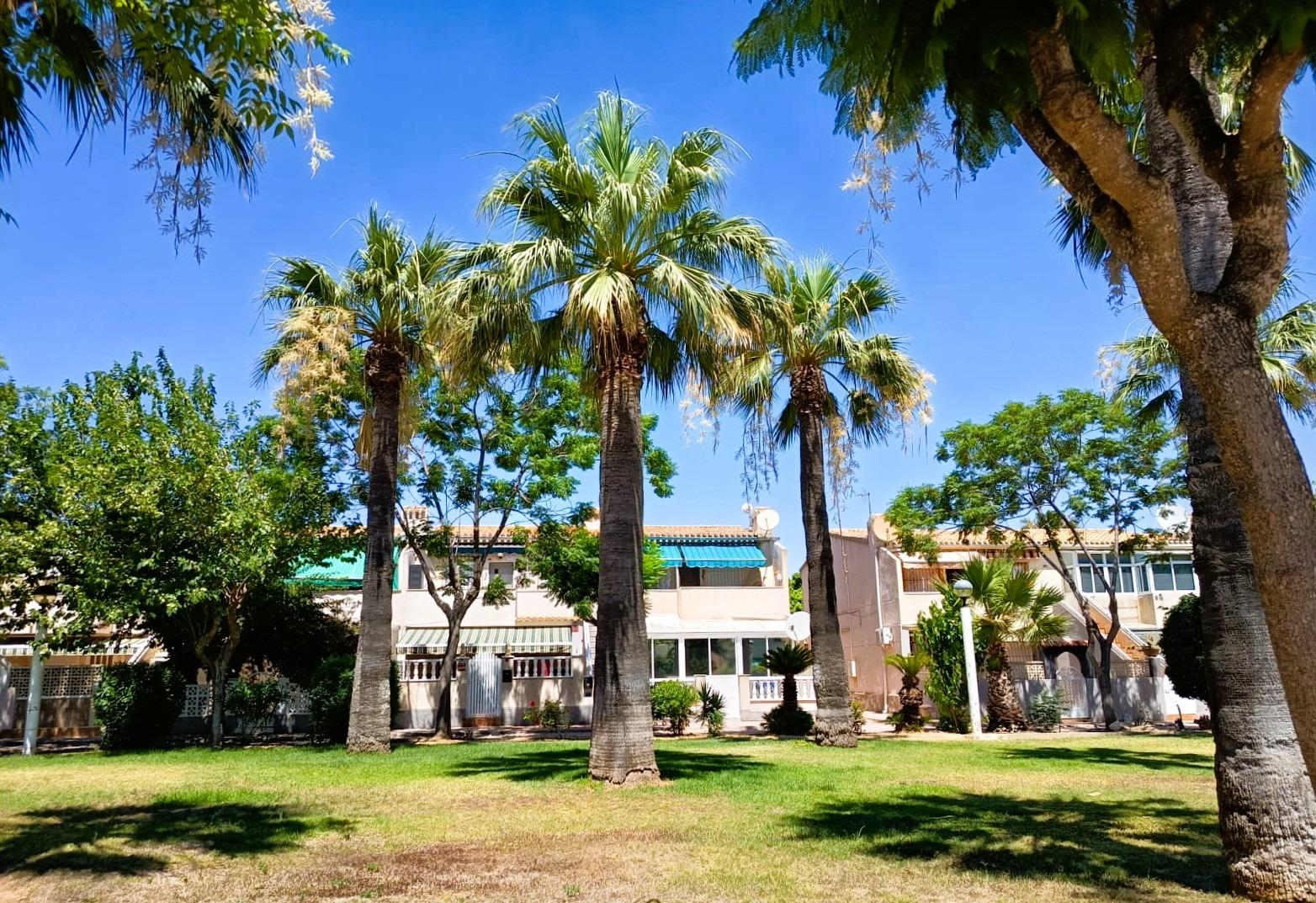 Garden in bungalow for sale in Orihuela Costa