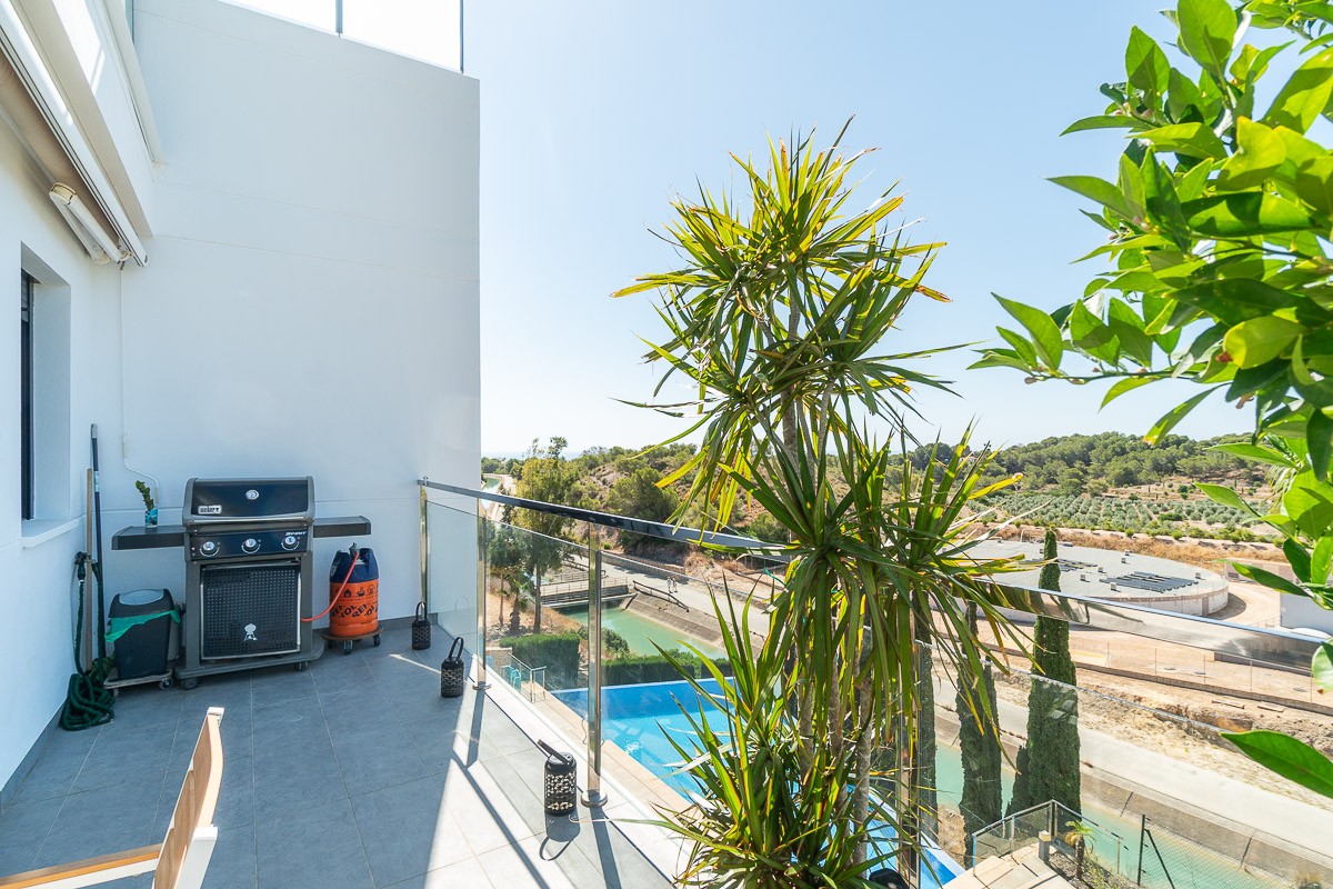 Garden in penthouse for sale in Villamartin