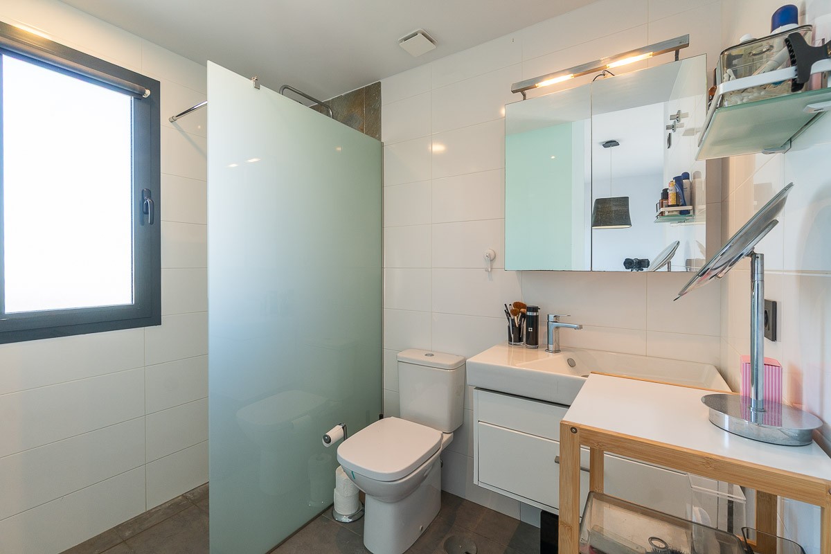Bathroom in penthouse for sale in Villamartin