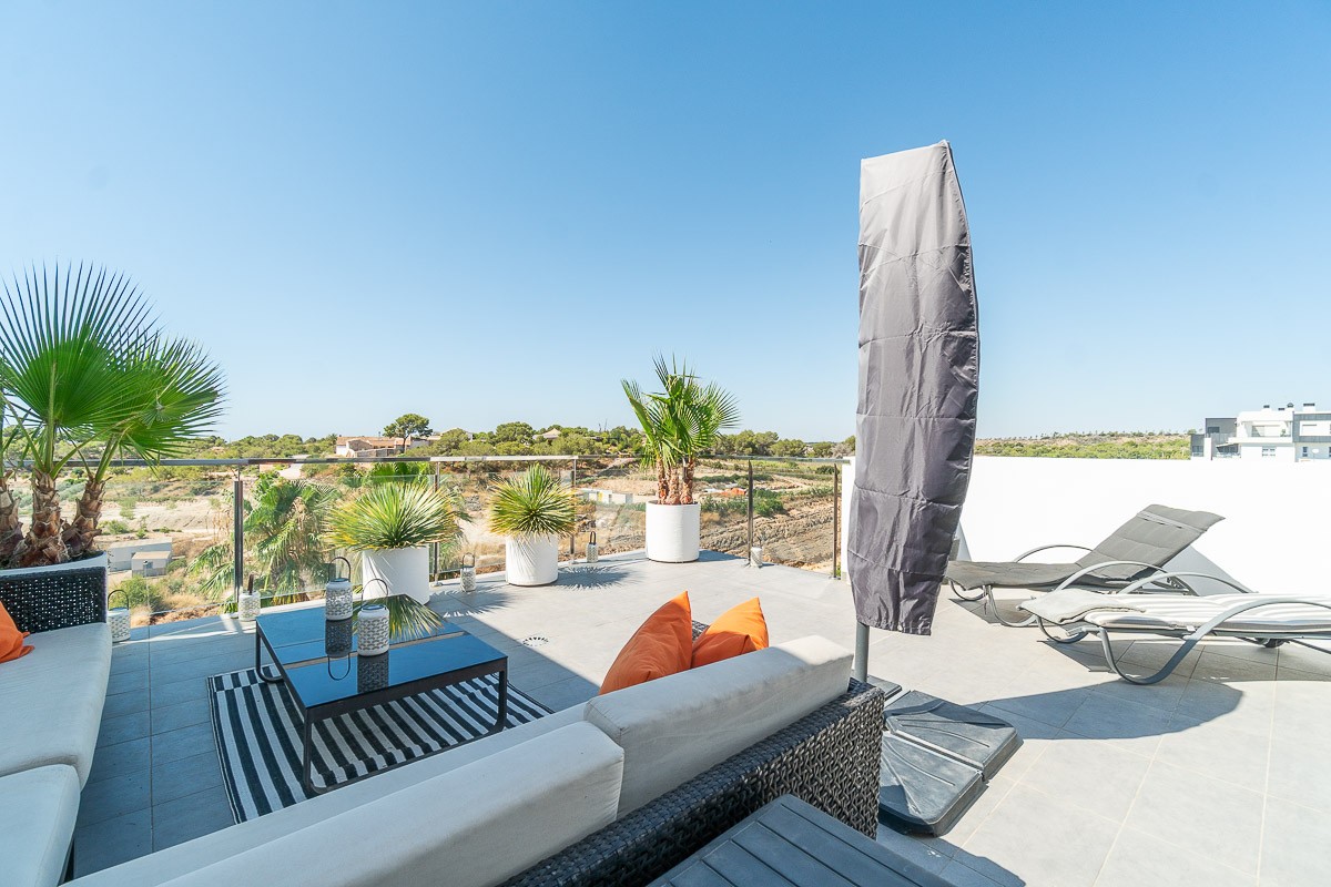 Garden in penthouse for sale in Villamartin