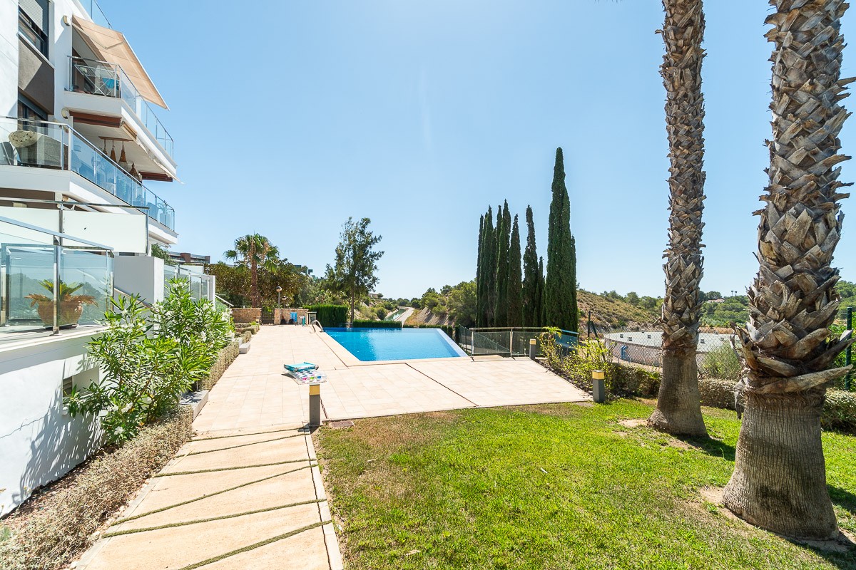 Garden in penthouse for sale in Villamartin