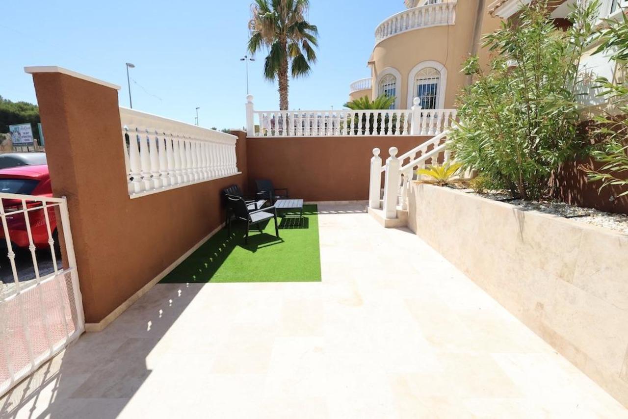 Garden in villa for sale in Orihuela Costa