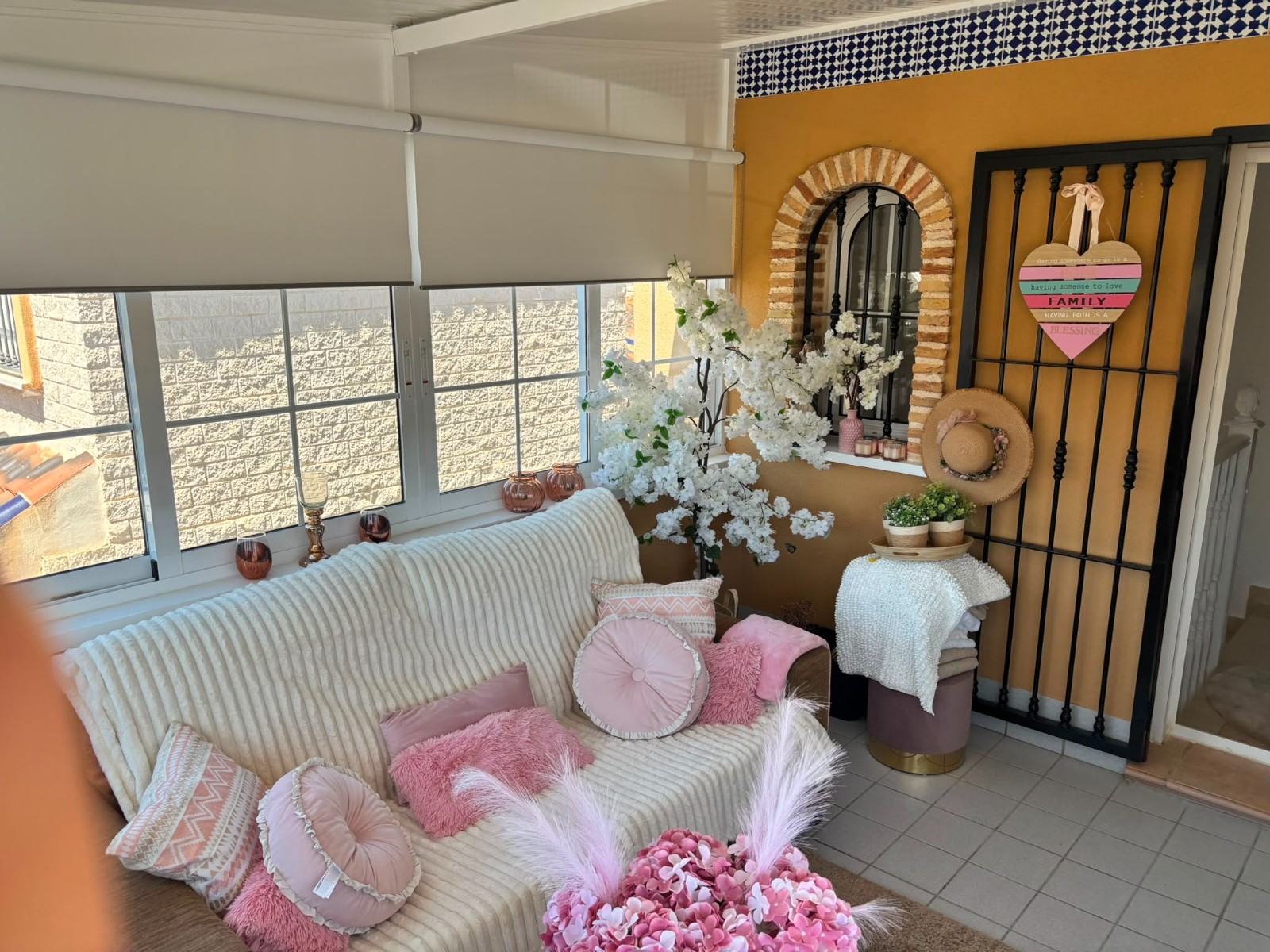 Pool area in villa for sale in El Raso