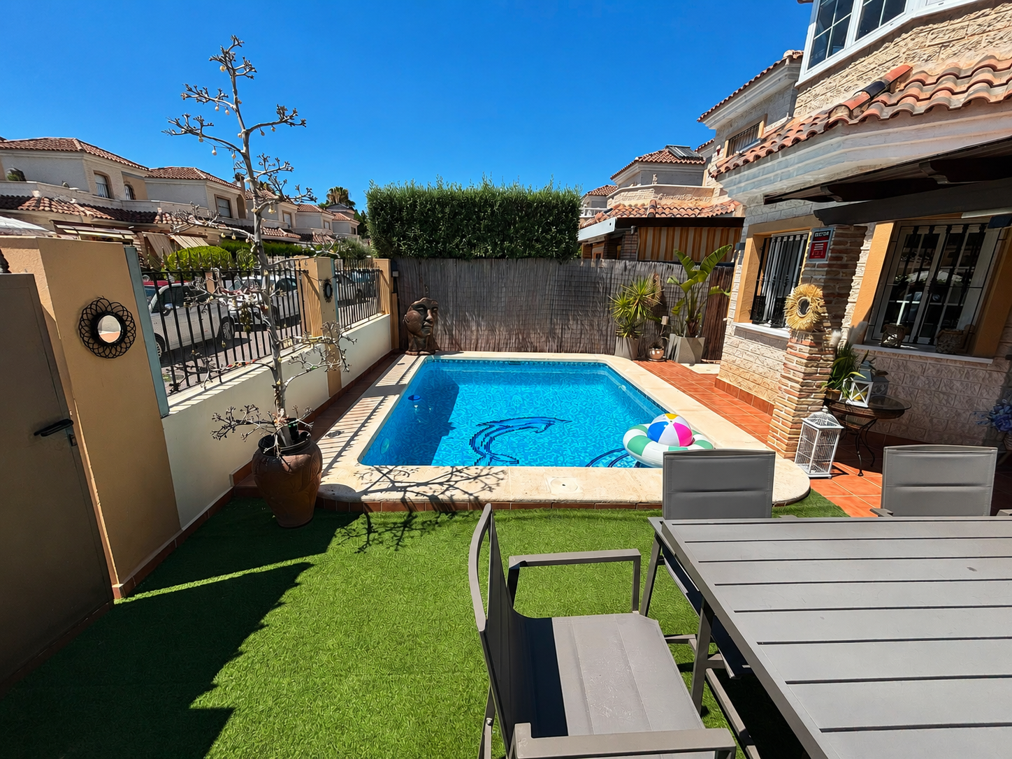 Garden in villa for sale in El Raso