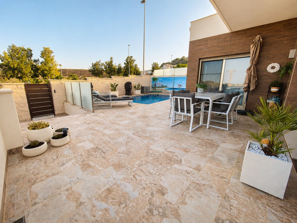 Garden in villa for sale in San Miguel de Salinas