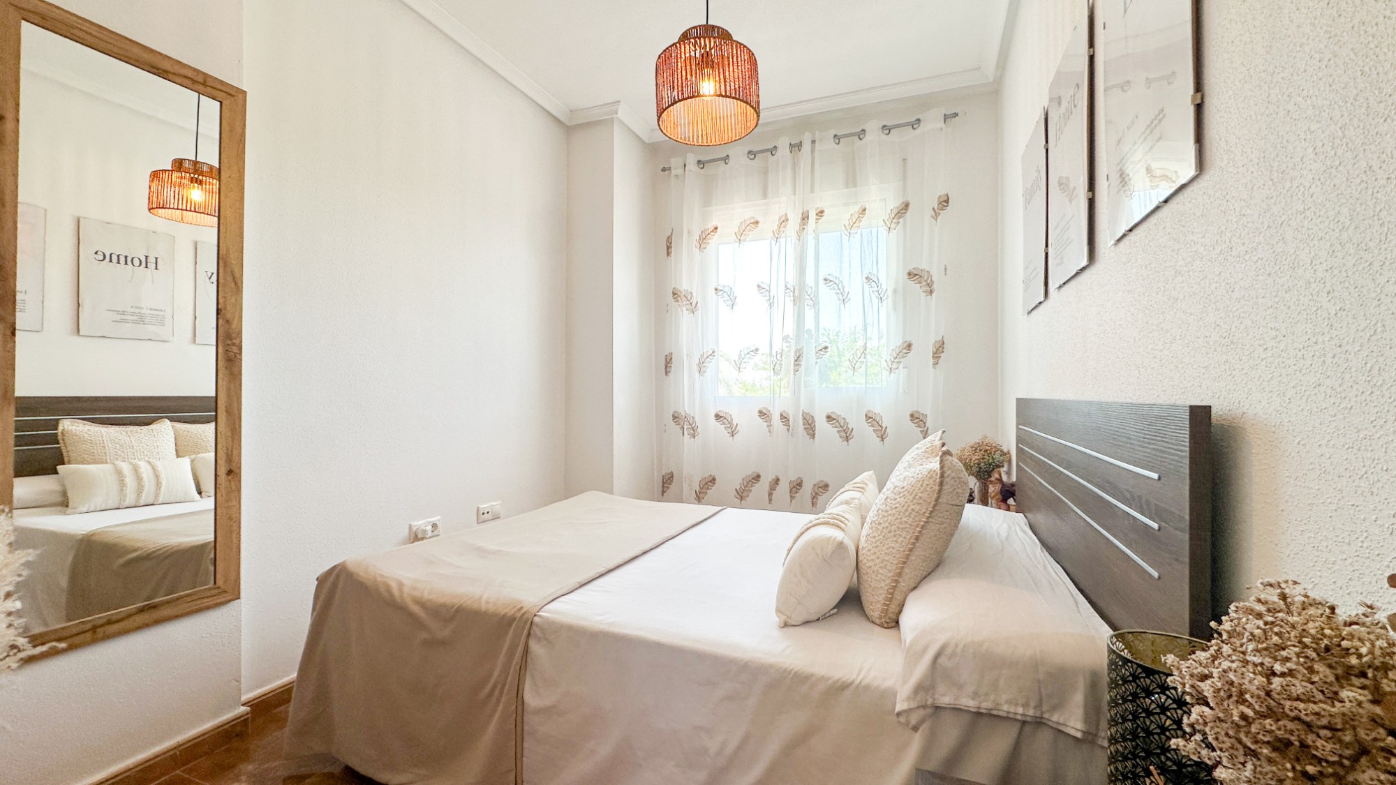 Master bedroom in apartment for sale in Guardamar del Segura