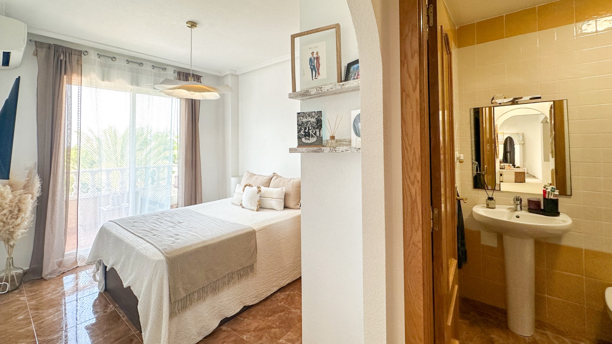 Bedroom in apartment for sale in Guardamar del Segura