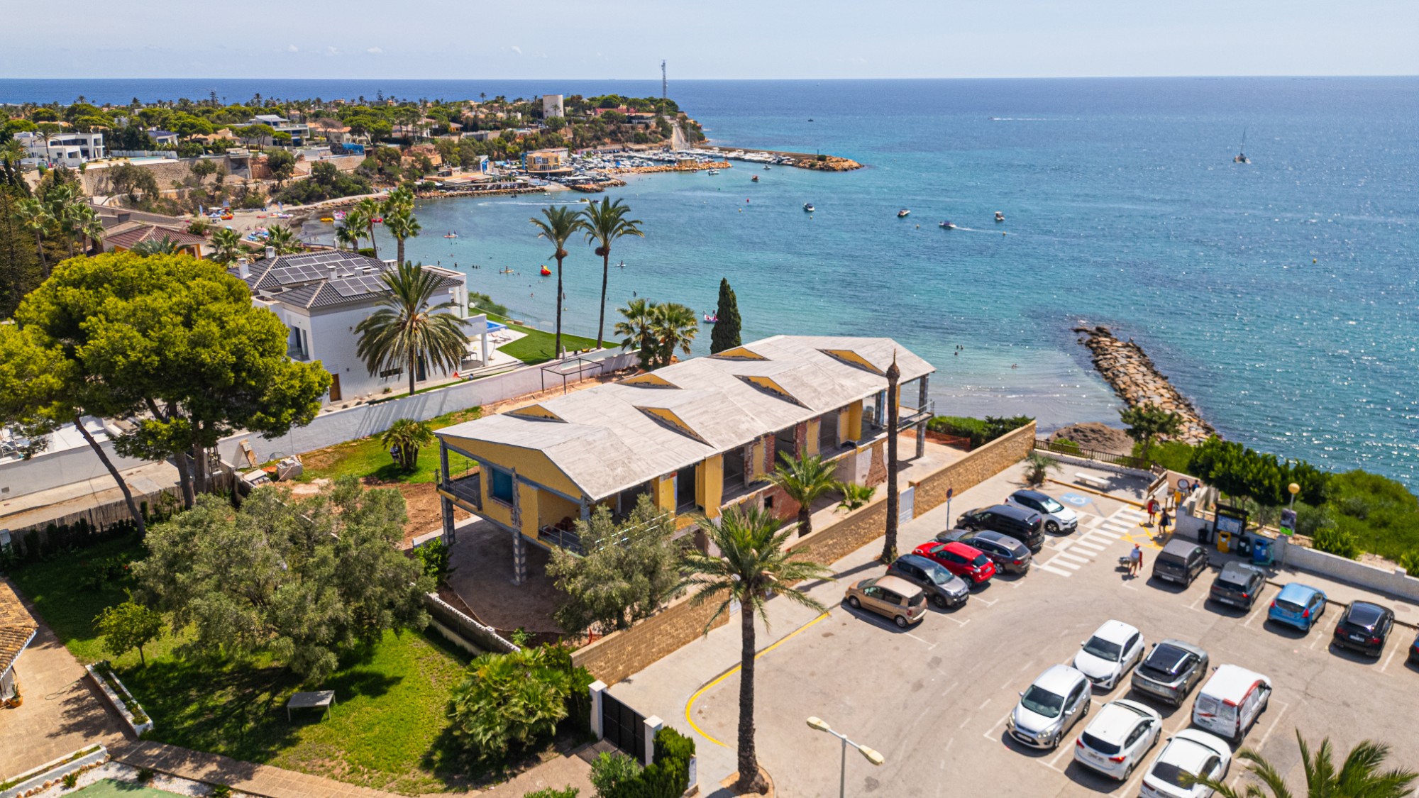 Garden in villa for sale in Cabo Roig
