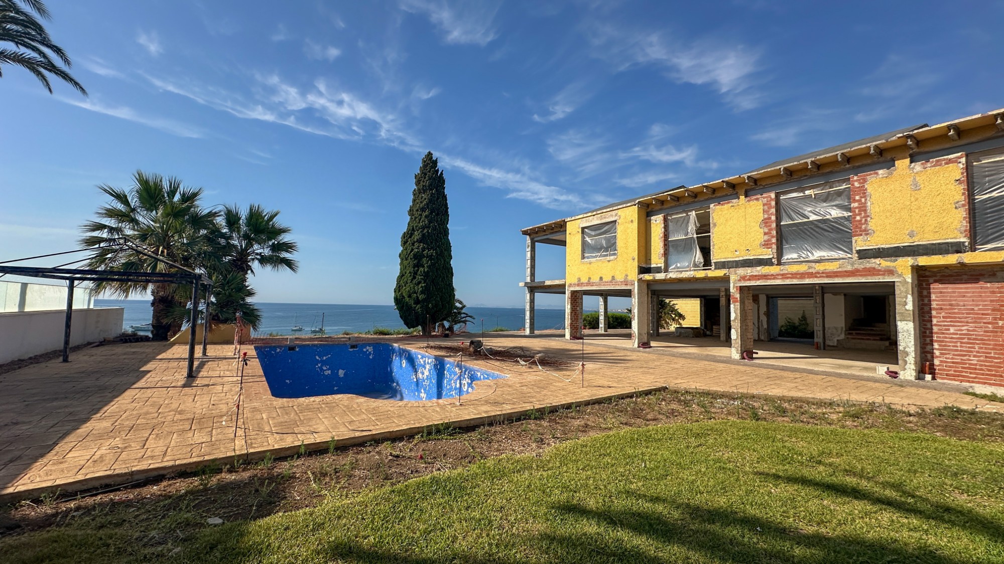 Garden in villa for sale in Cabo Roig