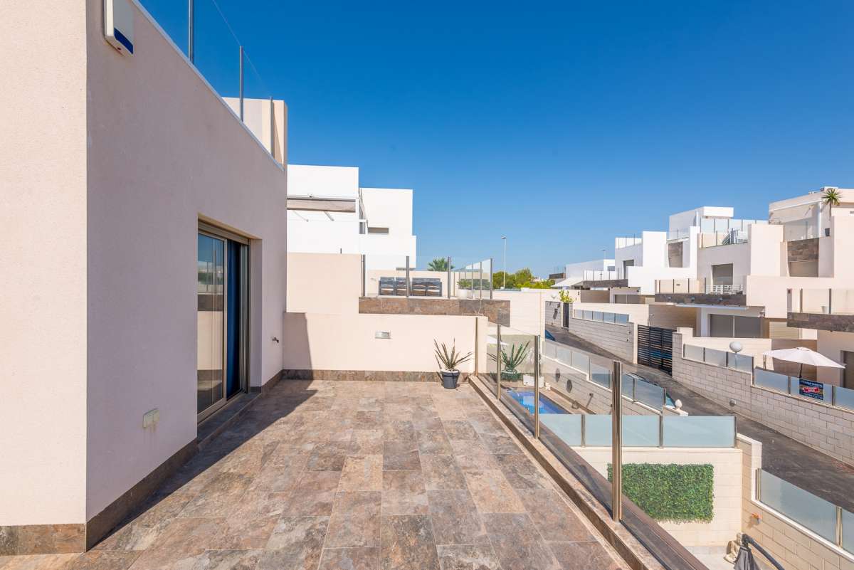Garden in villa for sale in Orihuela Costa