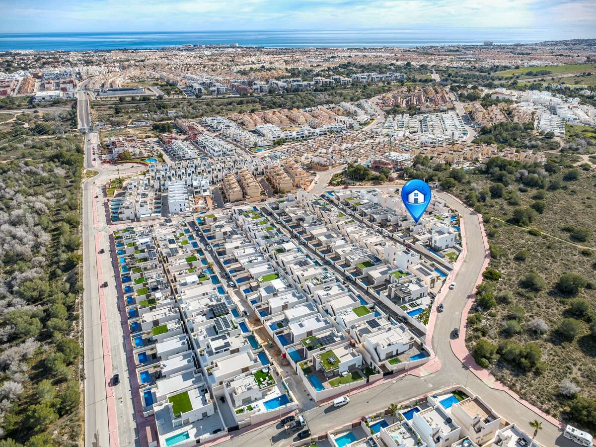 Garden in villa for sale in Orihuela Costa
