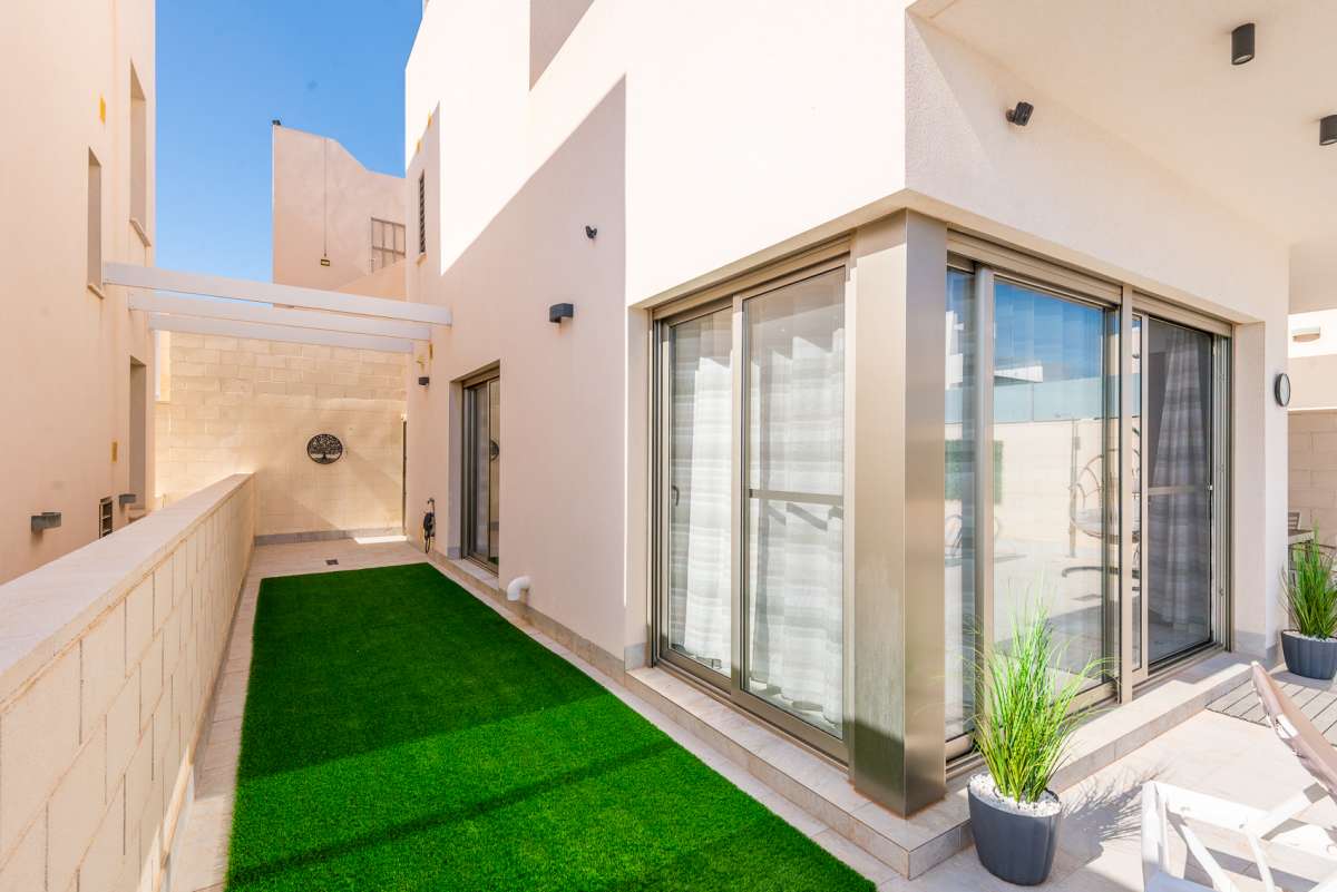 Garden in villa for sale in Orihuela Costa