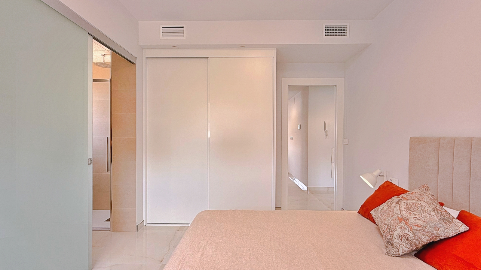 Master bedroom in apartment for sale in Orihuela