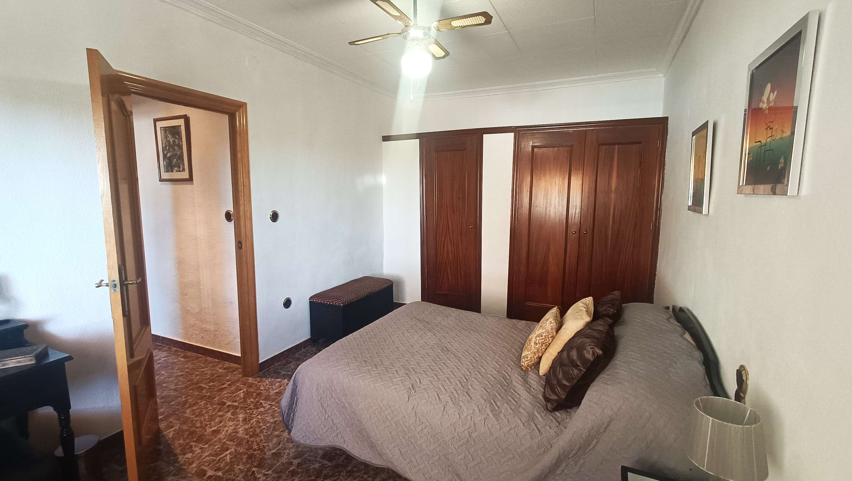 Bedroom in villa for sale in Crevillent