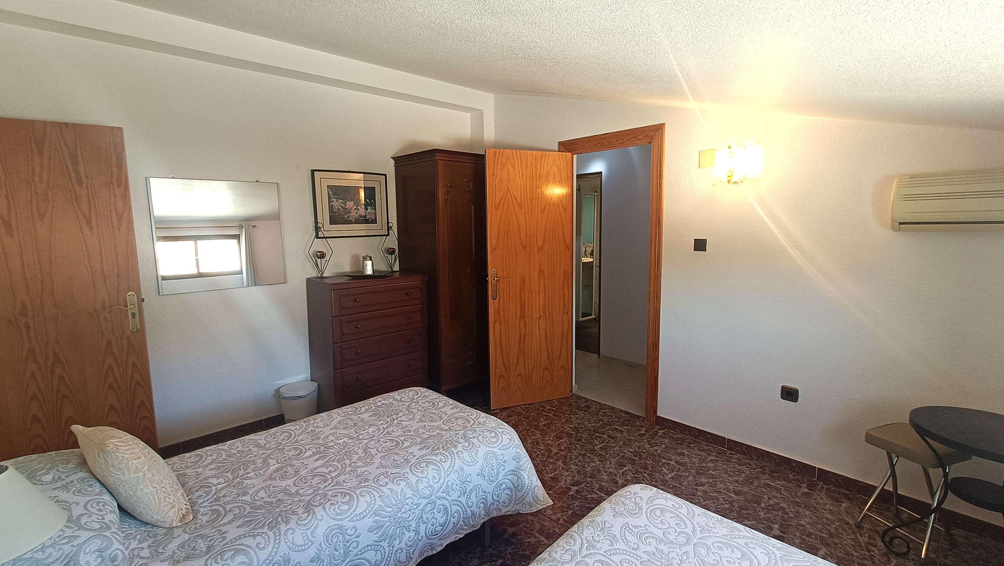Master bedroom in villa for sale in Crevillent