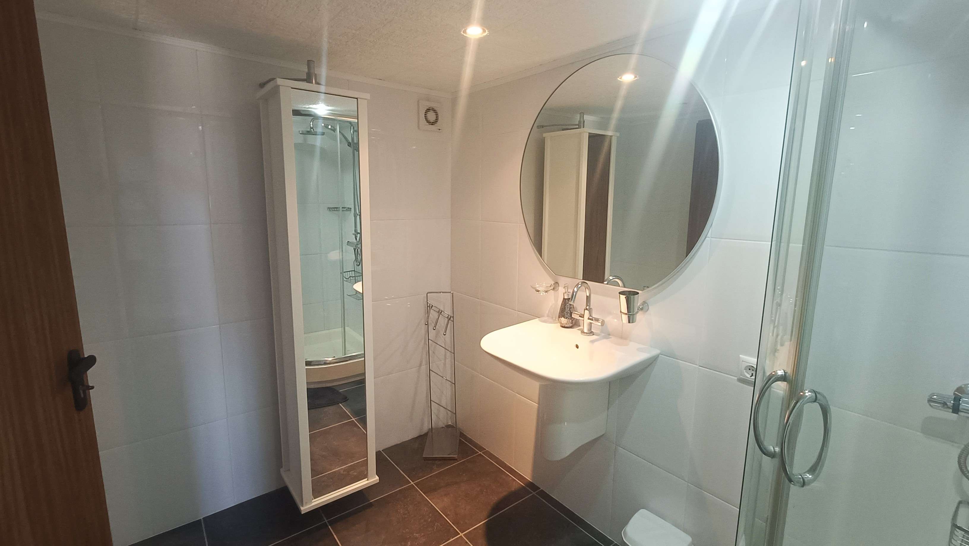 Bathroom in villa for sale in Crevillent