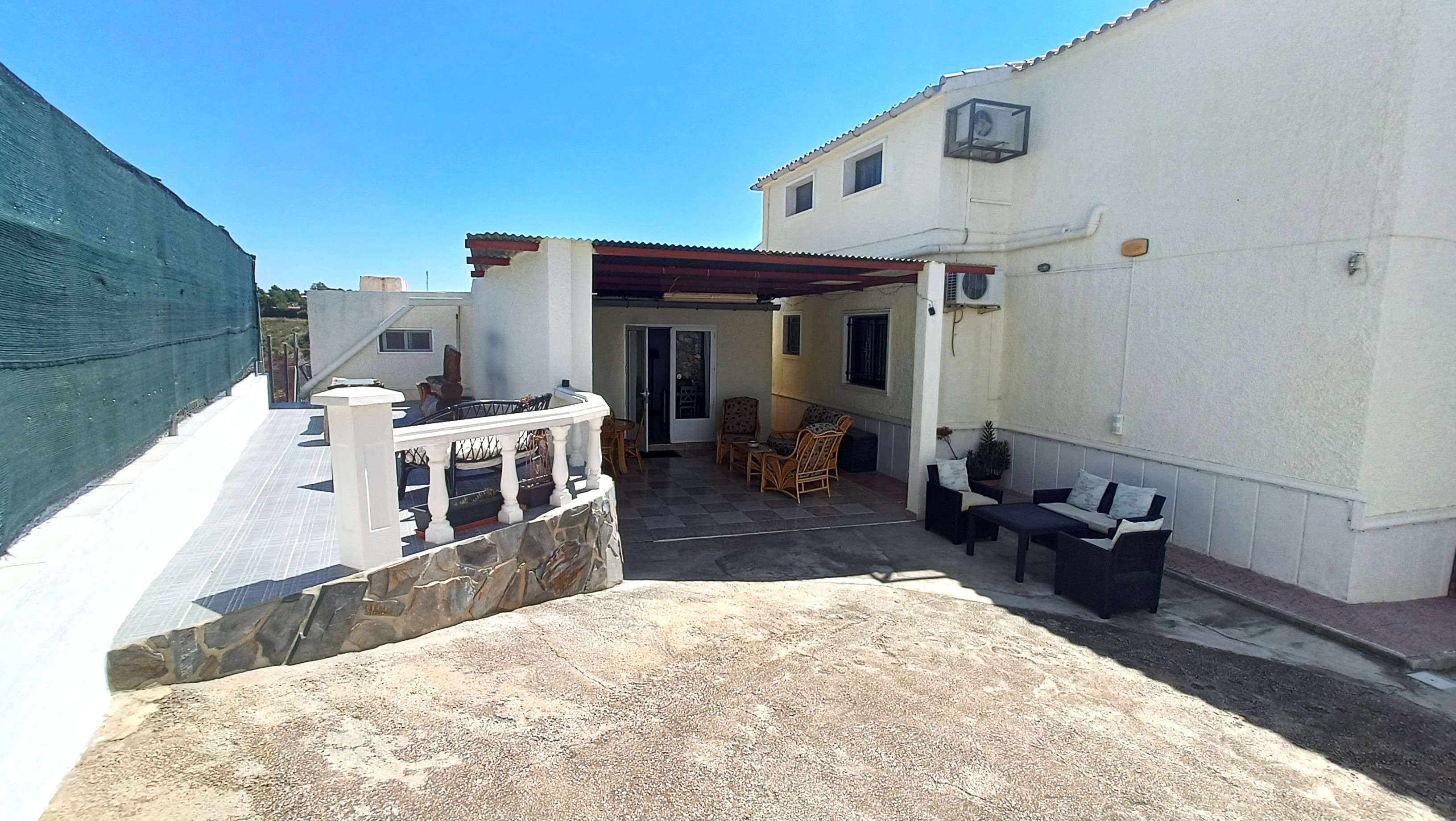 Pool area in villa for sale in Crevillent