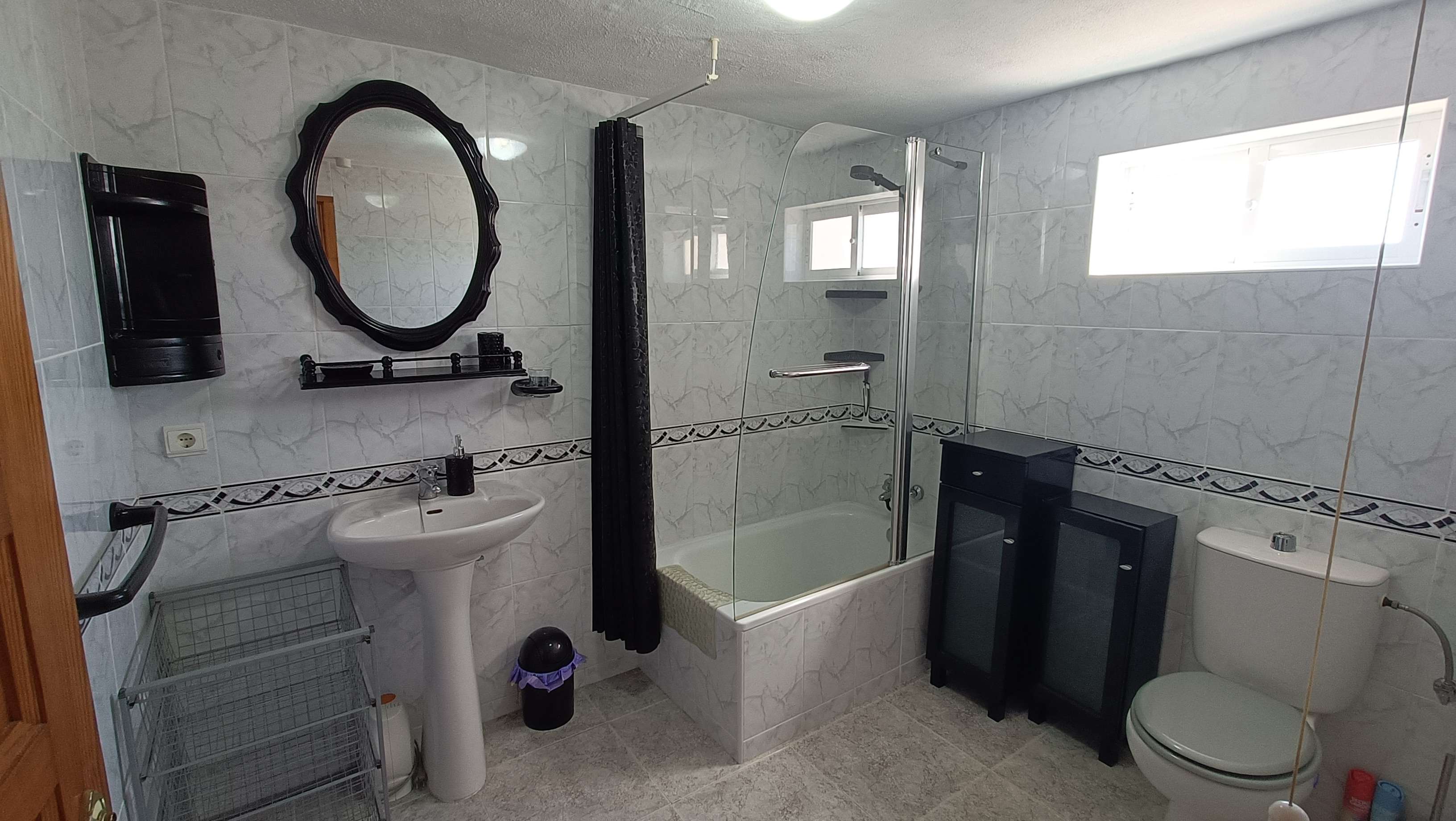 Pool area in villa for sale in Crevillent