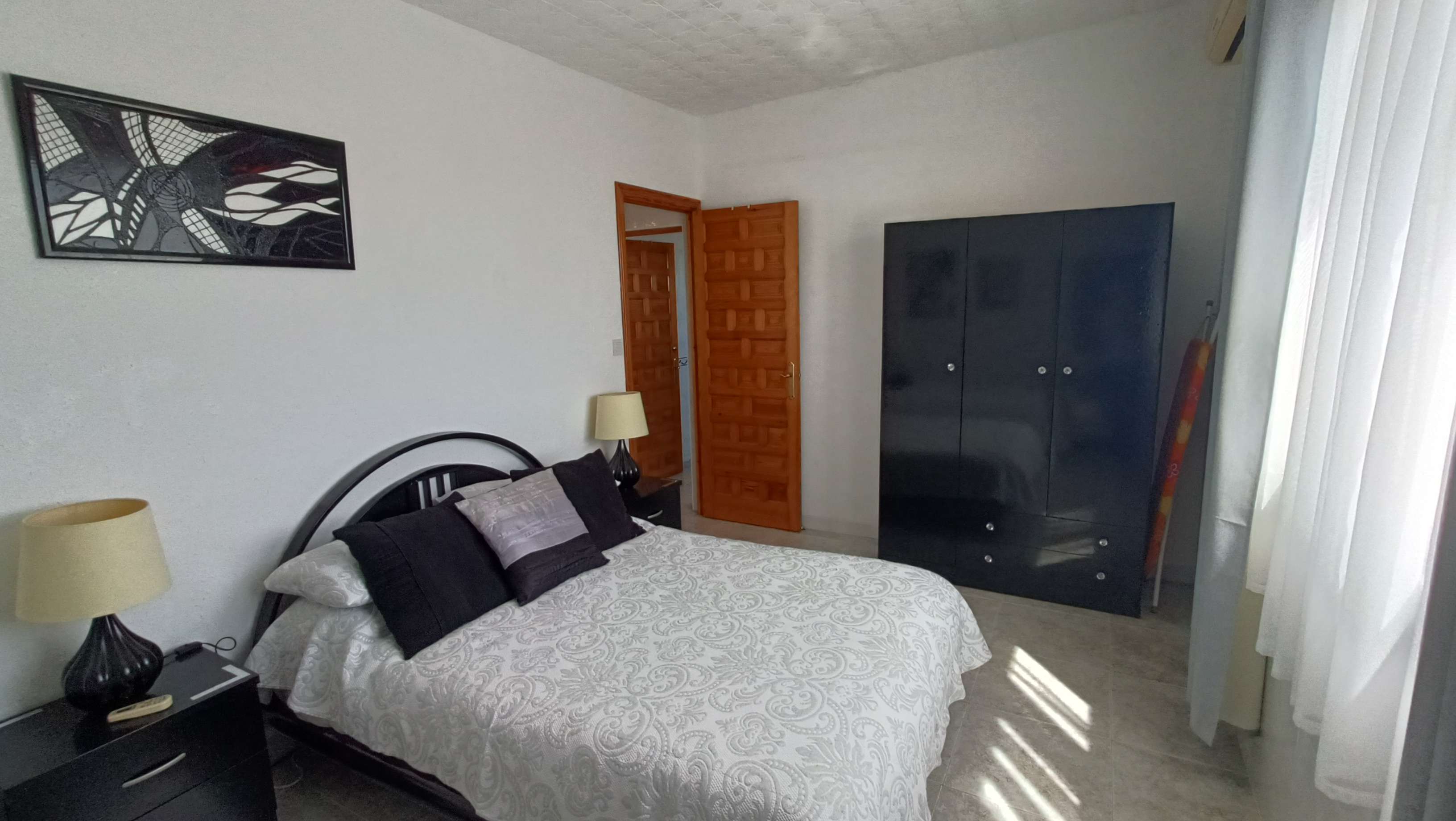 Bedroom in villa for sale in Crevillent