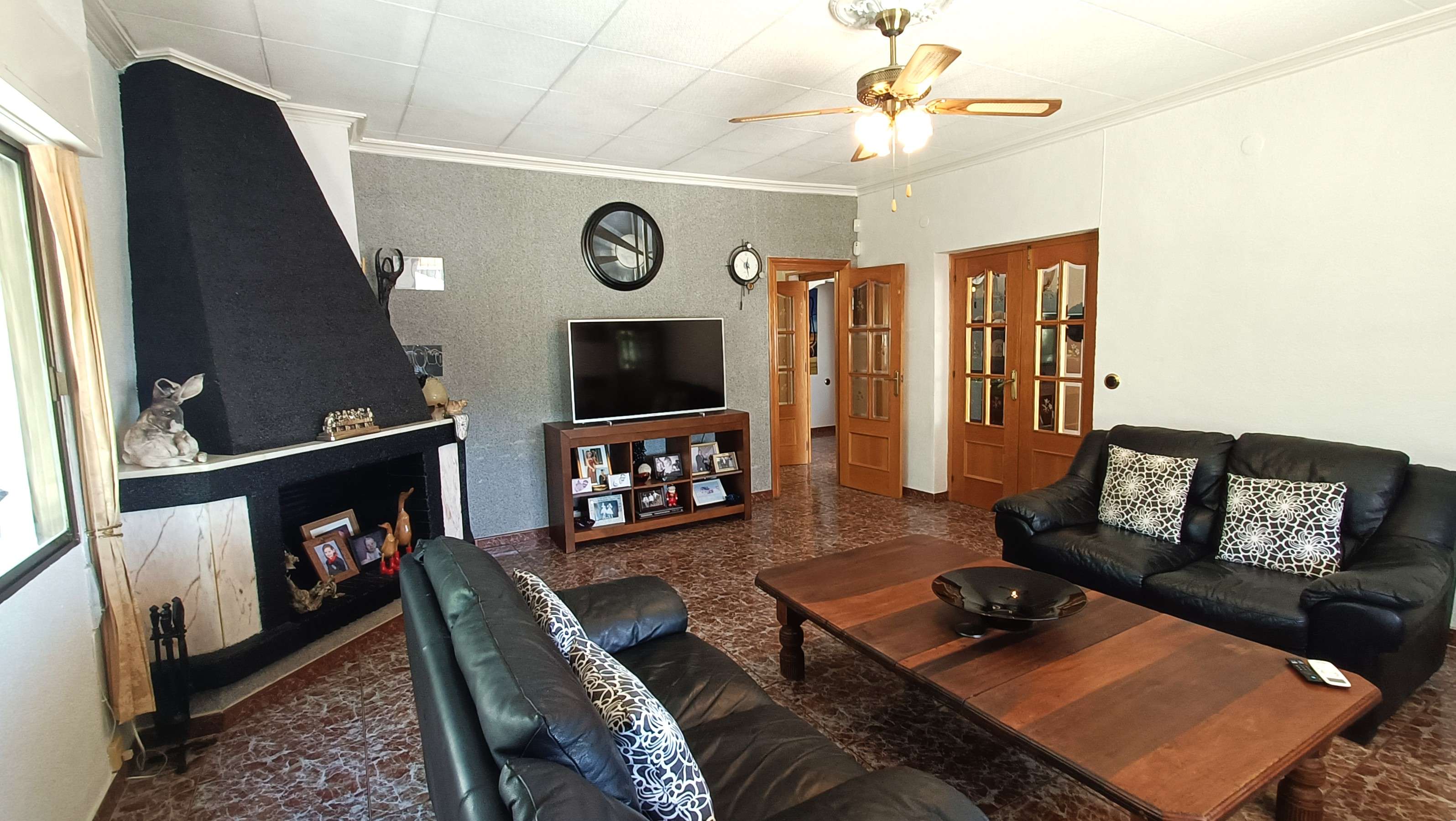 Pool area in villa for sale in Crevillent