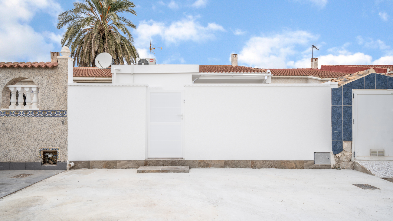 Master bedroom in bungalow for sale in Torrevieja