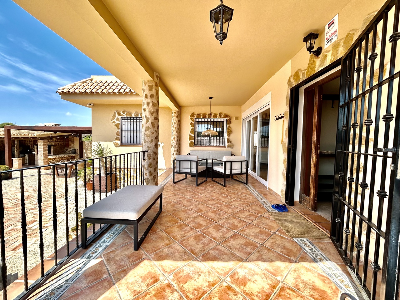 Garden in villa for sale in La Zenia