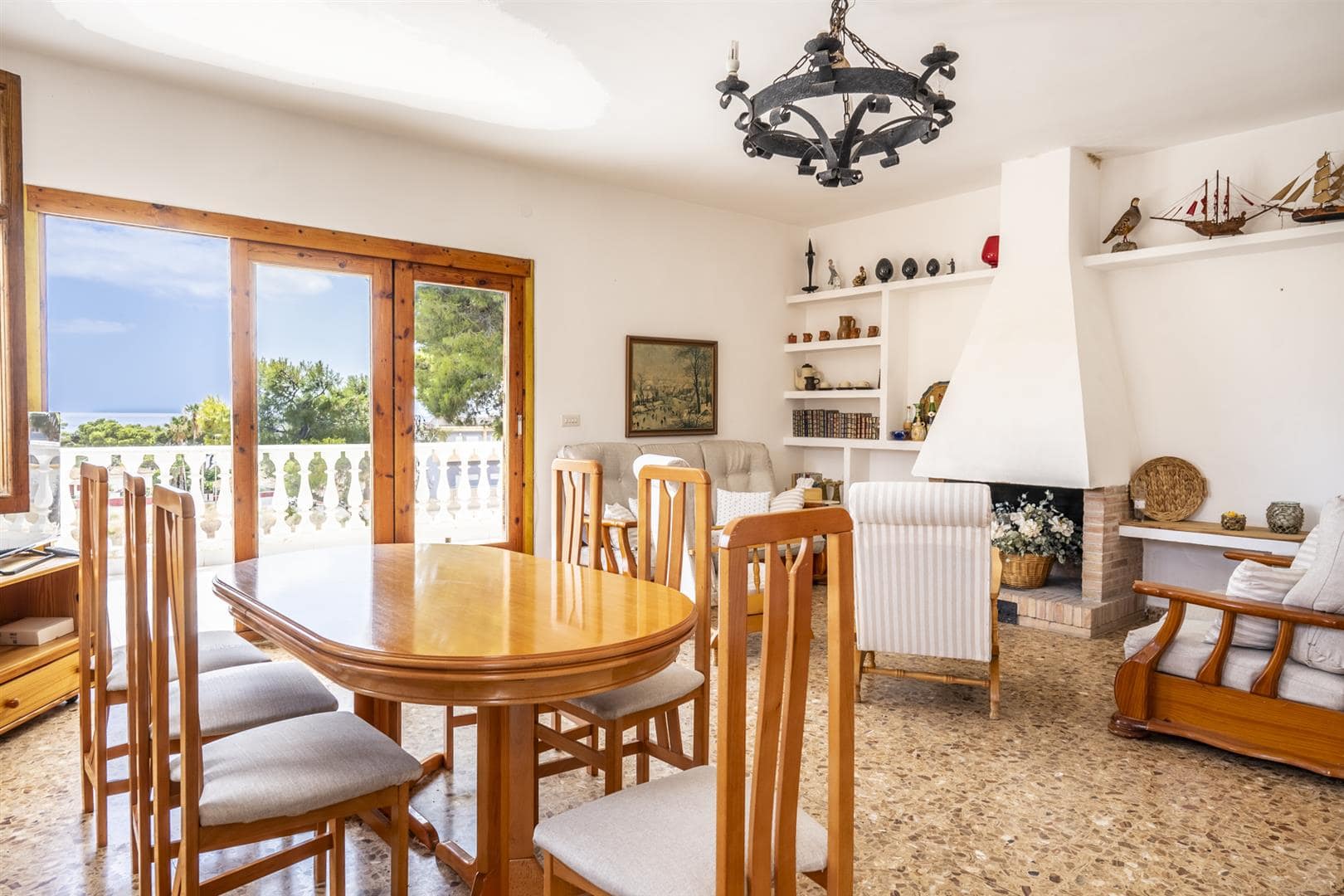 Dining area in villa for sale in Isla Plana