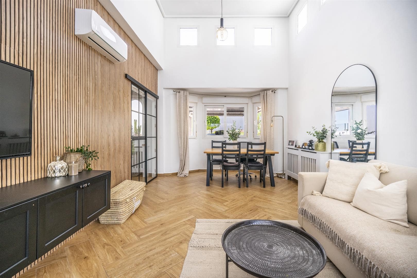 Dining area in villa for sale in La Torre Golf Resort